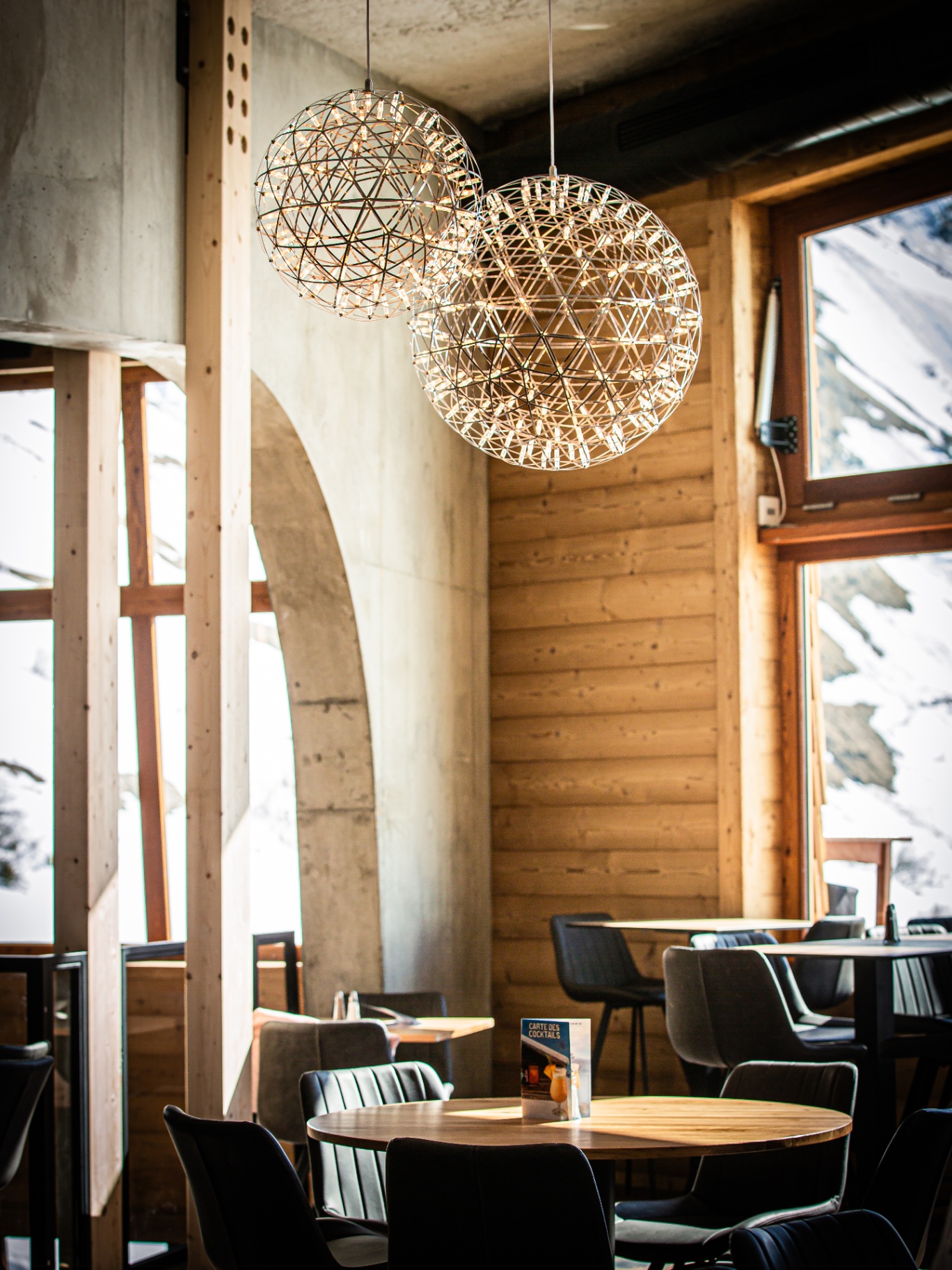 Intérieur de la salle de restaurant avec vue sur les montagnes