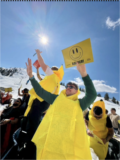 Après-ski sur la terrasse de L'Express avec vue sur les montagnes