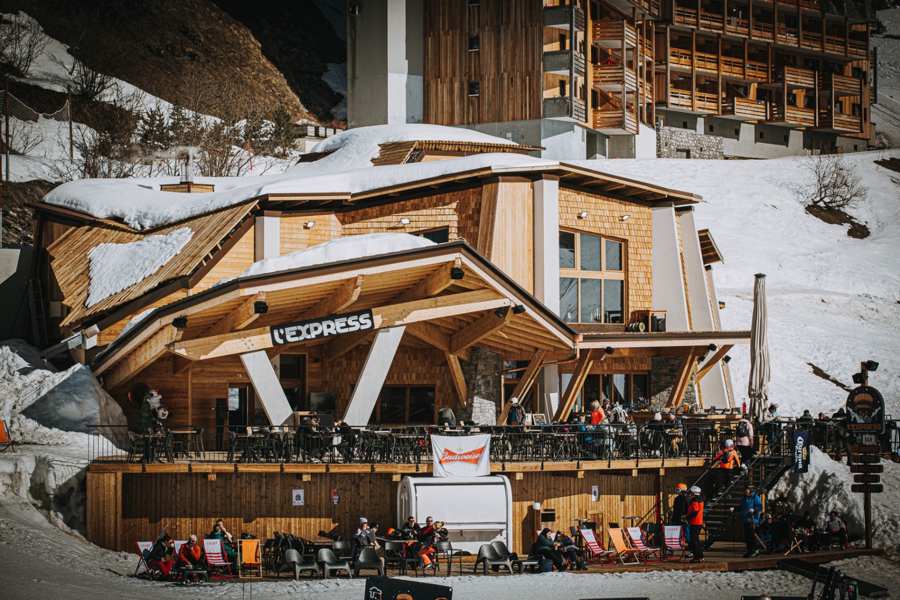 Vue aérienne de L'Express et de sa terrasse au pied des pistes
